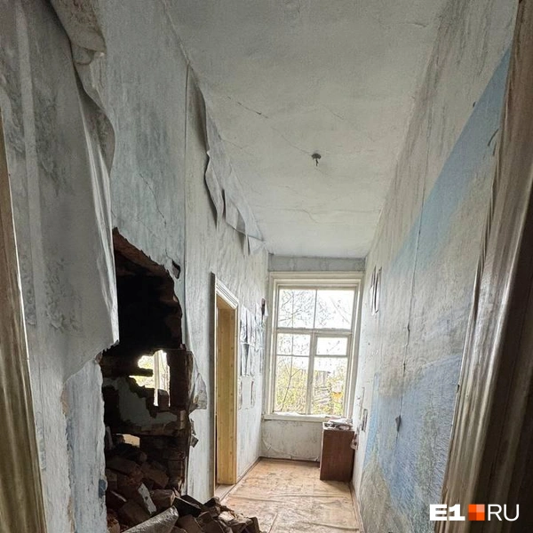 Жить в доме на Пристанционной в последние годы уже было опасно | Источник: читательница E1.RU