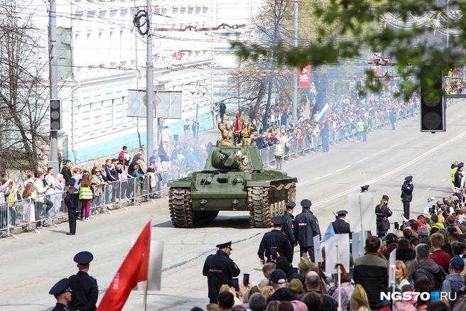 Затем поехала военная техника | Источник: Варвара Фролова / NGS70.RU