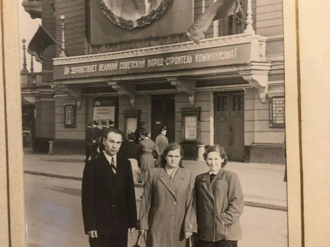 «Примерно 1955 год», — написала екатеринбурженка, прислав фото на фоне Оперного театра. | Источник: читательница E1.RU