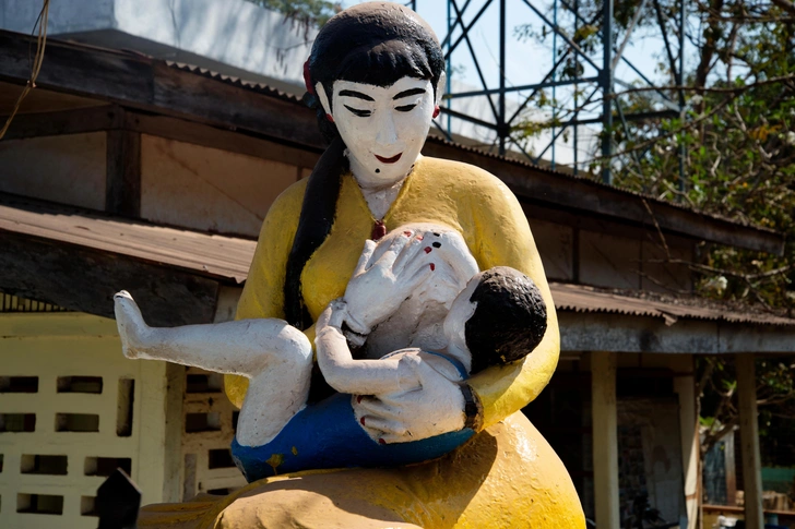 Скульптура кормящей матери в Мьянме, архивное фото | Источник: Jenny Matthews via Legion Media 