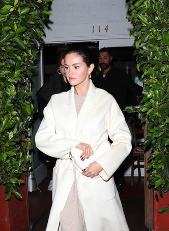 Total white: учимся у Селены Гомес | marieclaire.ru