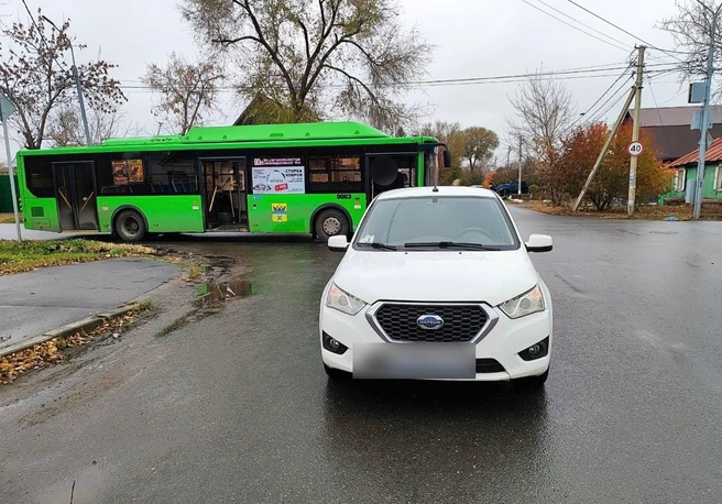 В Оренбурге «Датсун» подрезал зеленый автобус. Пострадали трое пассажиров | Источник: УМВД России по Оренбургской области