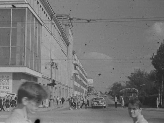Перекресток проспекта Ленина и улицы Карла Либкнехта. На афише театра Музкомедии указаны гастроли МХАТа имени Станиславского. | Источник: читатель E1.RU
