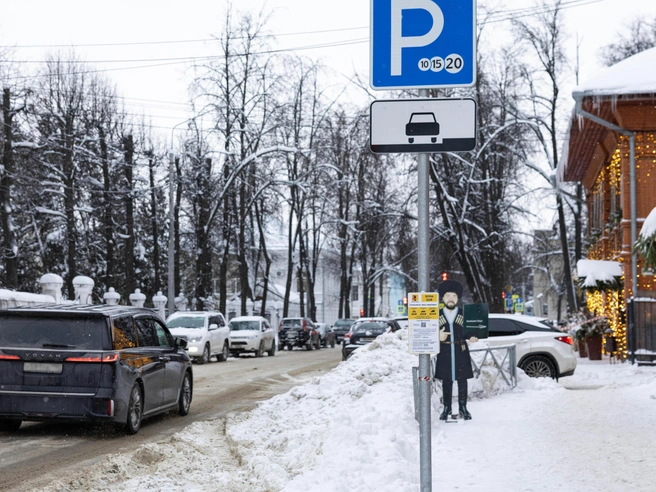 Правильно припарковаться параллельно бордюру в таких условиях практически невозможно | Источник: Артем Бауман / 76.RU