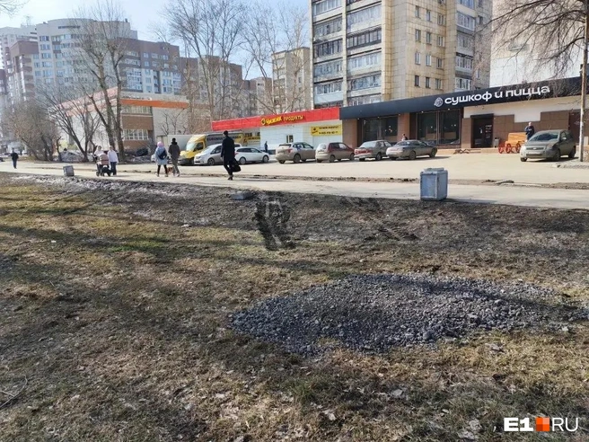 Его поскорее засыпали, чтобы никто в него не провалился | Источник: читатель E1.RU