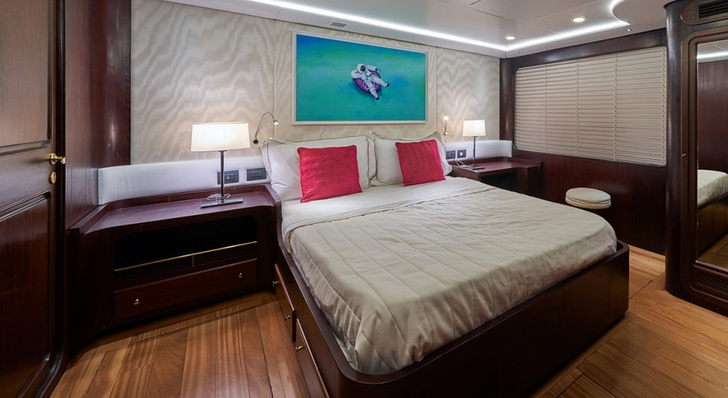 Роскошная яхта Дэвида Боуи выставлена на продажу
