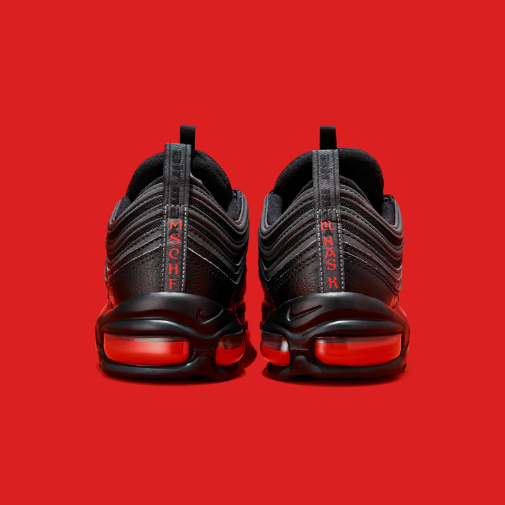 «Обувь сатаны»: рэпер Lil Nas X выпустил демонические кроссовки с каплей крови