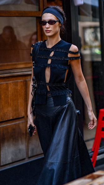 Белла Хадид стильно носит кожаную юбку длины макси в Париже