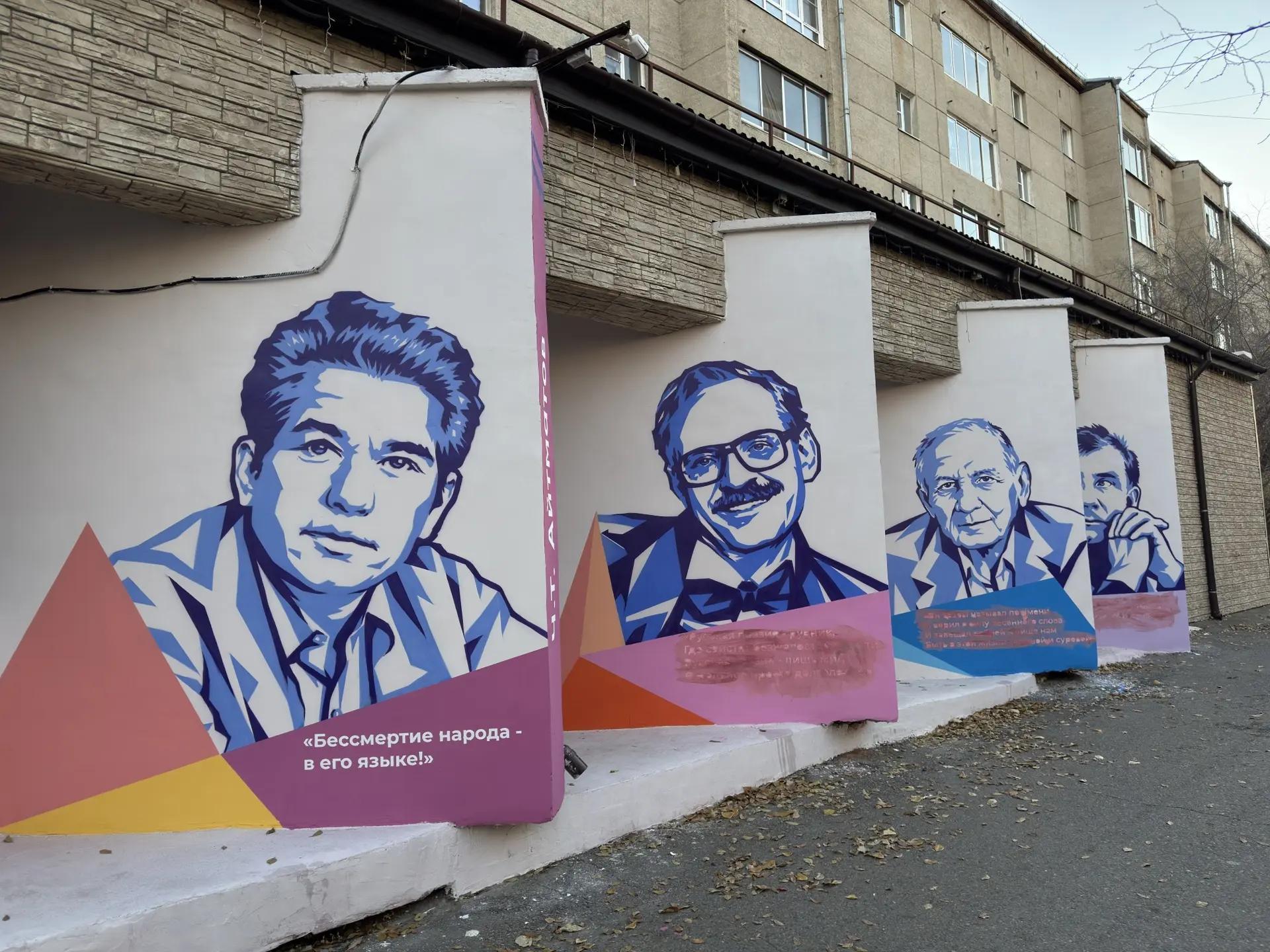 «Город варваров»: читинец пожаловался на испорченный фасад библиотеки Чехова с портретами писателей