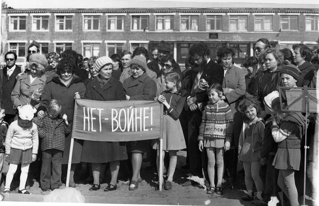Митинг протеста против войны и ядерных испытаний жителей поселка Белоярский на площади перед зданием средней школы № 1, 1984 год | Источник: М. Г. Булат / Архивы Югры