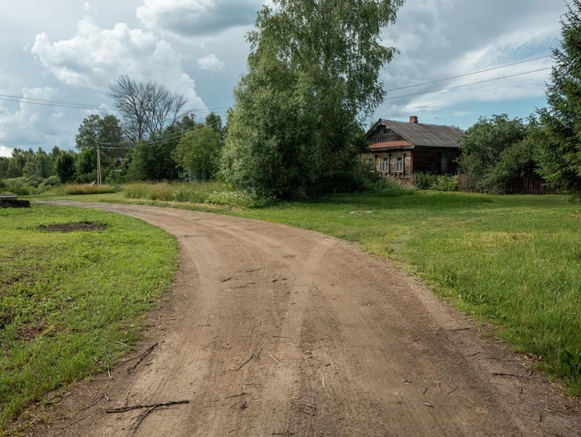 По другую сторону от въезда стоят еще несколько домов | Источник: Александр Куренной / 76.RU