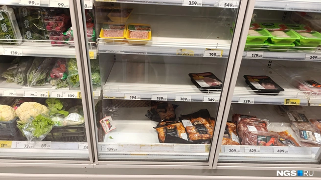 Так выглядят полки, где обычно лежит курица, в «Пятерочке» | Источник: Стас Соколов / NGS.RU
