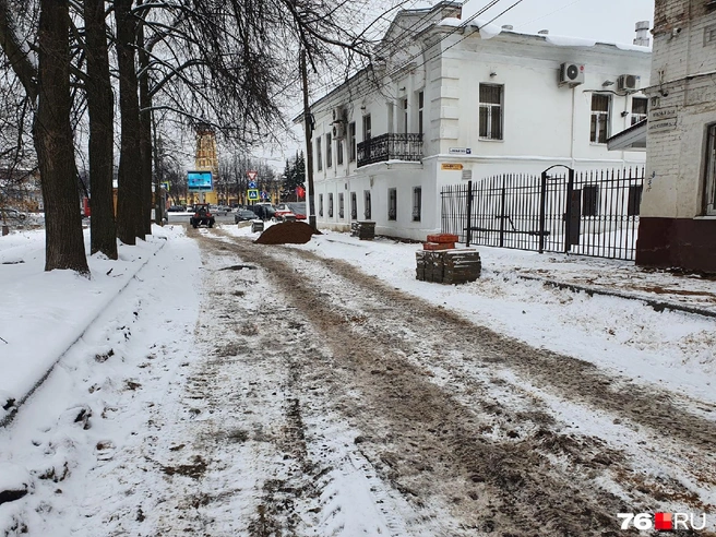 Интересно, как дорожники собирались класть асфальт и плитку в такую погоду? | Источник: Александра Мамонтова / 76.RU