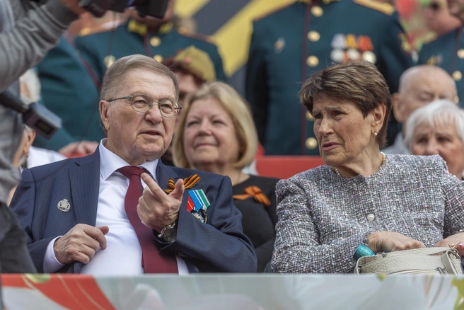 Директор ГТРК «Волгоград-ТРВ» Асланбек Керашев что-то воодушевленно рассказывает бывшему заместителю губернатора Галине Хорошевой | Источник: Константин Завриков / V1.RU