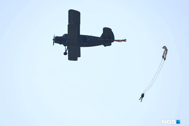 Парашютисты прыгнули с Ан-2 со 100 метров — прямо в День ВДВ | Источник: Александр Ощепков / NGS.RU