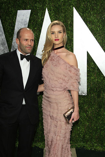Джейсон Стэйтем (Jason Statham) с подругой Рози Хатйингтон-Уайтли (Rosie Huntington-Whiteley) на вечеринке Vanity Fair в честь окончания церемонии вручения Оскара, 24/02/2013 Джейсон Стэйтем (Jason Statham) с подругой Рози Хатйингтон-Уайтли (Rosie Huntington-Whiteley) на вечеринке Vanity Fair в честь окончания церемонии вручения Оскара, 24/02/2013