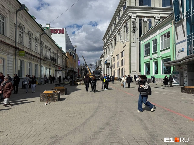 По словам рабочих, достопримечательность нужно было убрать в ночь с 24 на 25 апреля  | Источник: Ирина Шутько / E1.RU