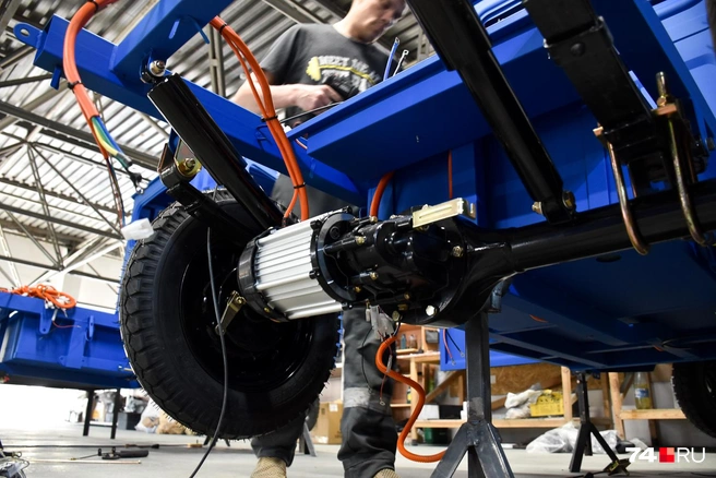 Электромотор крепится прямо на неразрезном мосту и приводит в движение главную пару. Подвеска рессорная, но оснащена амортизаторами | Источник: Артем Краснов