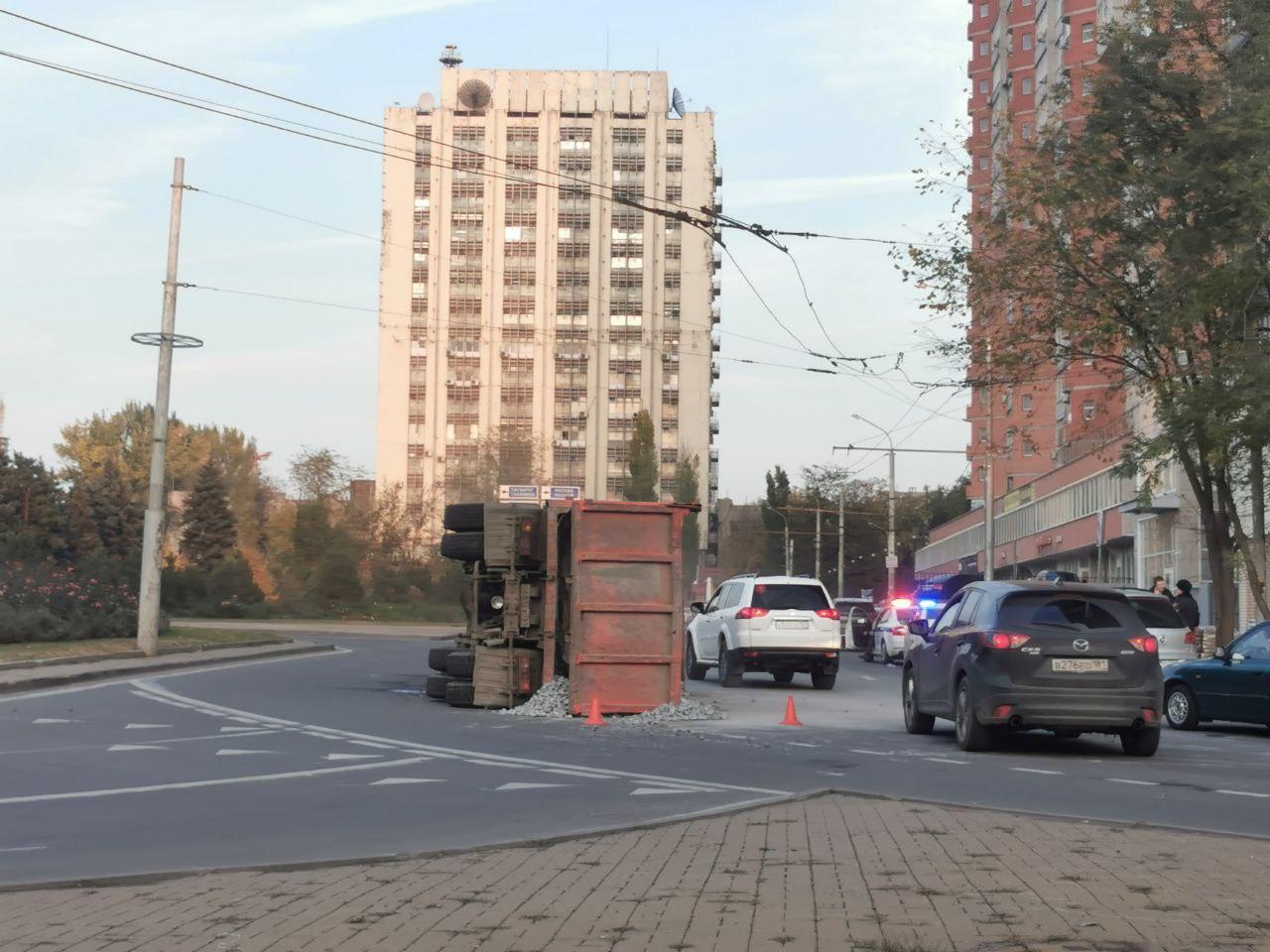 Центр Ростова намертво встал в пробках из-за опрокинувшегося КаМАЗа с щебнем