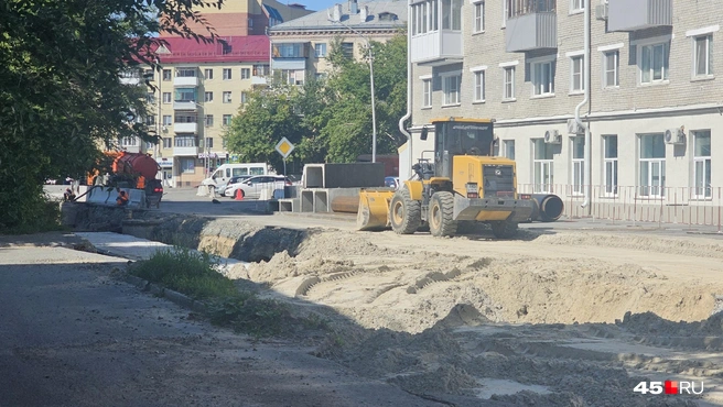 На улице Тобольной часть раскопок засыпали песком | Источник: Дарья Никитченко / 45.RU