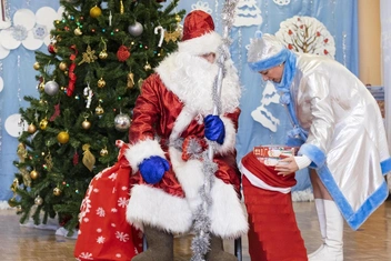 «Ребенку испортили праздник, а остальные пусть радуются?»: россиянин устроил скандал на детском утреннике из-за подарка