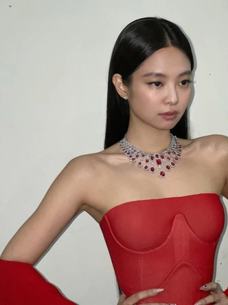 20 лучших выходов звезд в январе — от красных дорожек до стритстайла 20 лучших выходов звезд в январе — от красных дорожек до стритстайла