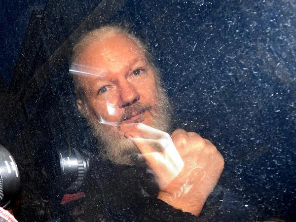 Освнователь WikiLeaks Джулиан Ассанд после задержания в Лондоне// Victoria Jones/PA Wire/PA Images/ТАСС | www.fontanka.ru