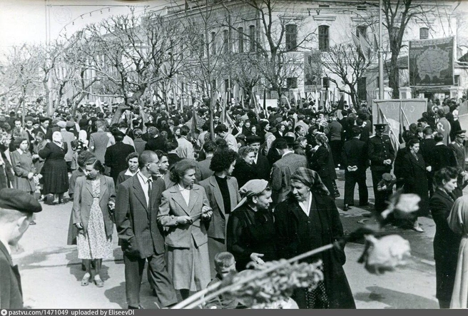 Первомай на улице Ленина в 1958 году | Источник: pastvu.com
