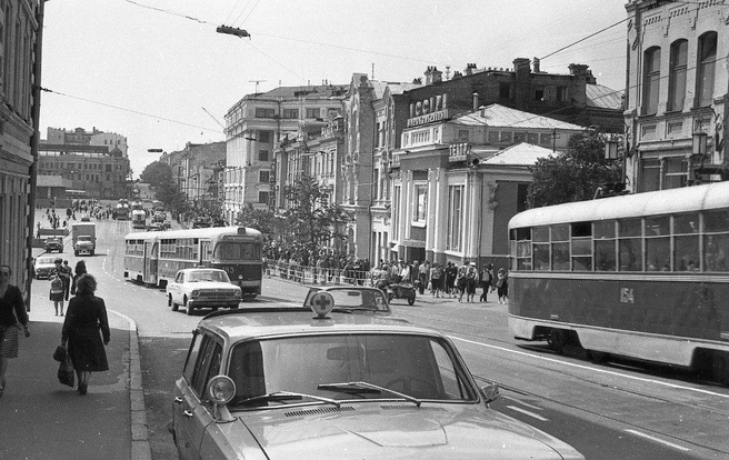 Кинотеатр «Уссури» в 1985 году и сейчас | Источник: В.Васильев / Pastvu.com