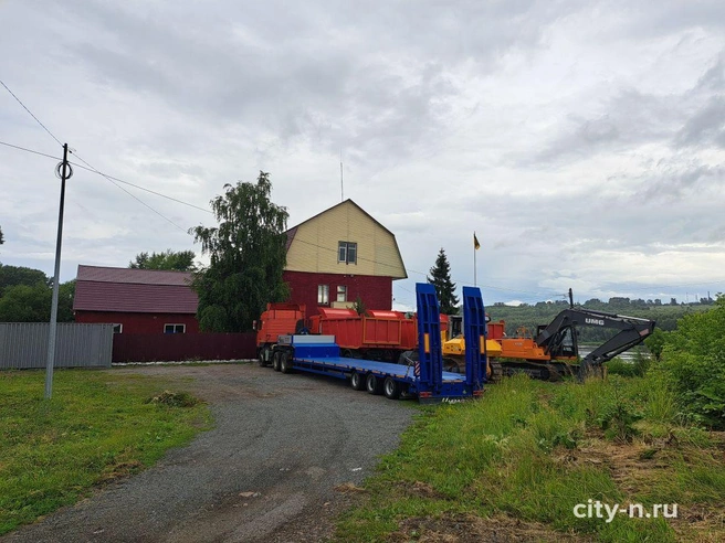 Появление грузовиков и экскаватора у здания связано исключительно с организационными задачами спасателей | Источник: www.city-n.ru