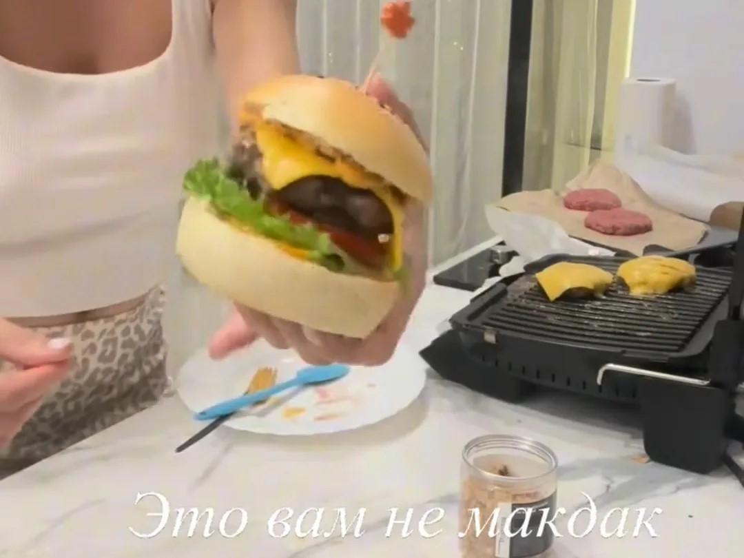 Фуршетный мастер из Волгограда рассказала, как приготовить вкуснейший домашний бургер