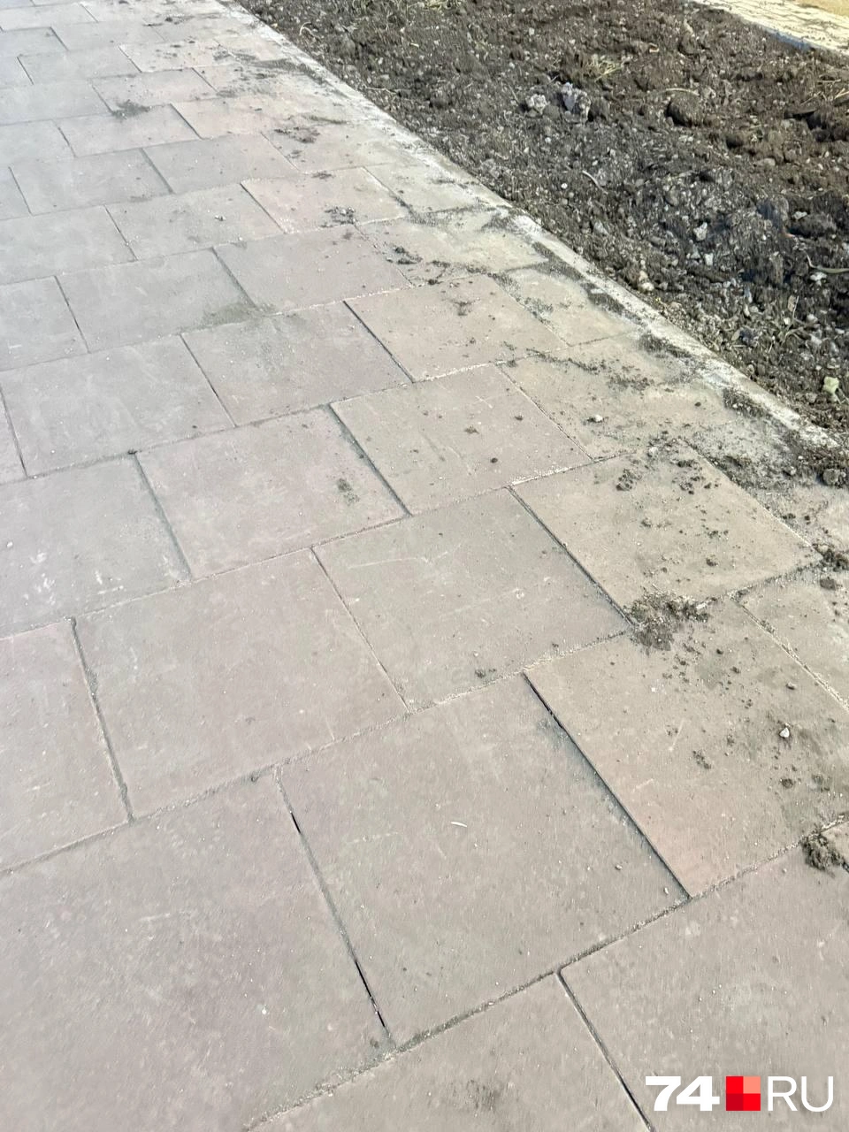 Даже на фото заметно, что плитка «гуляет» | Источник: читатель 74.RU