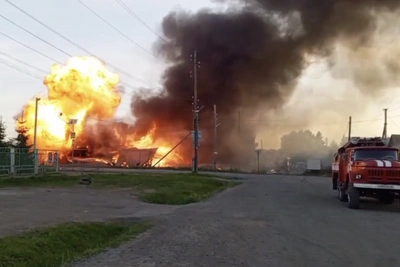 В Первоуральске сгорело несколько домов — мощный взрыв попал на видео