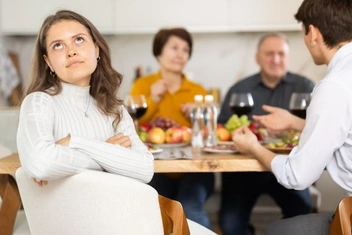 18 фраз, которые точно нельзя говорить партнеру о его родителях