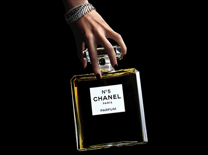 Жизель Бундхен в рождественской рекламе Chanel №5