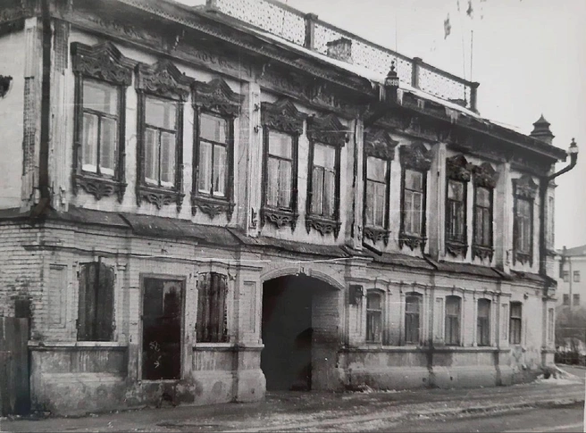 Двухэтажный полукаменный дом в 1969 году | Источник: Комитет по делам архивов Курганской области / vk.com