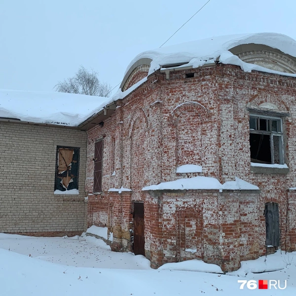 Так выглядит сторона входа в здание