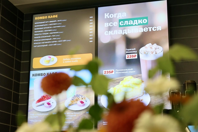 Есть те самые булочки с кунжутом + две котлеты с луком + особый соус | Источник: Михаил Шилкин