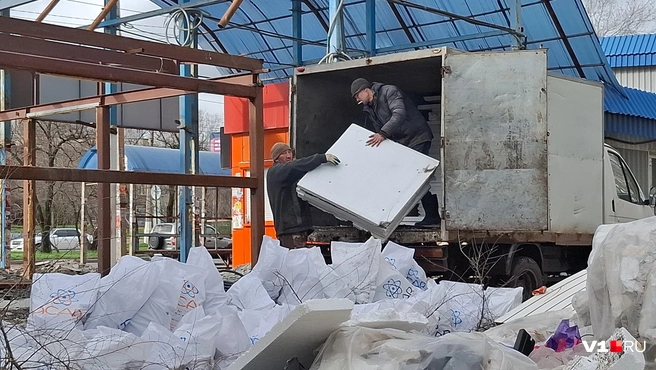 Рабочие уверяют, что стараются побыстрее разобрать двухэтажку с надписью «Южный» | Источник: Тимофей Крылов / V1.RU