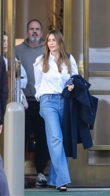 Вне времени: София Вергара появилась в стильном образе — он никогда не выйдет из моды | marieclaire.ru