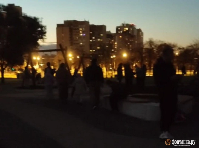 В Фёдоровском сквере купчинцев удивили отсутствие света и забор | Источник: читательница «Фонтанки» Анна