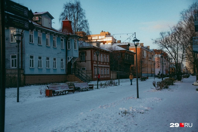 Прогулка по деревянной Чумбаровке — один из самых доступных видов туризма в городе | Источник: Иван Митюшёв / 29.RU