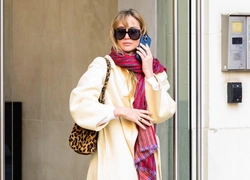 Как Дженнифер Лоуренс делает офисный лук киношным: пальто, шарф и леопард