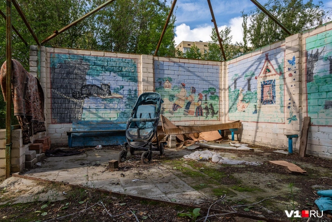 А вот ковер и коляска, судя по всему, здесь недавно | Источник: Константин Завриков / V1.RU