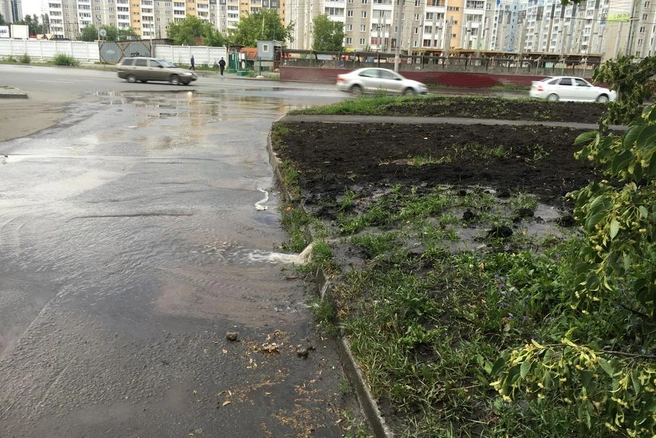 На месте аварии только закончился ремонт водовода, трава еще не успела вырасти | 74.ru