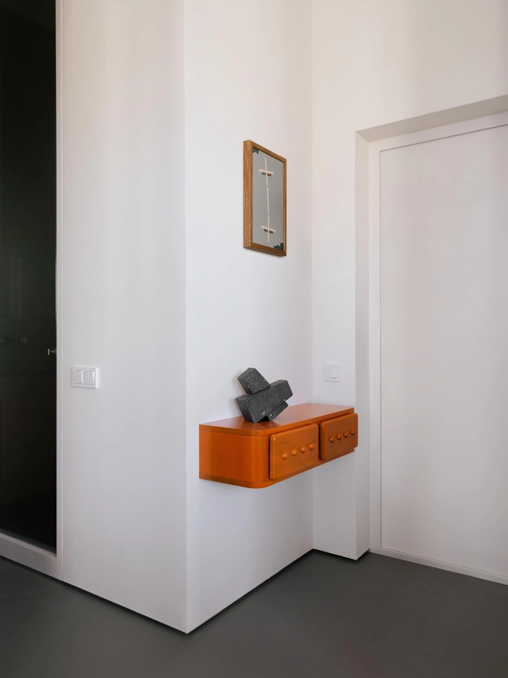 Консоль выполнена на заказ. Дверь, Doorzavod. Картина, Игорь Зуев, Art&Brut gallery. | Источник: Инна Каблукова. Стиль: Yes We May