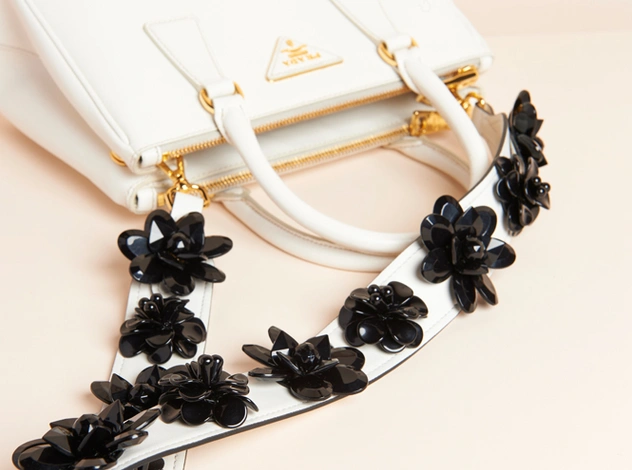 Буйным цветом: новые ремни для сумок Prada