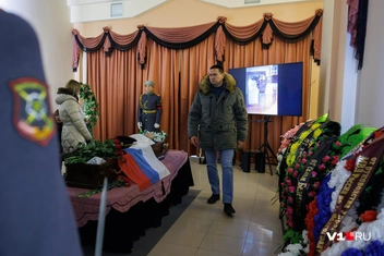 Гости приносили соболезнования семьям погибших полицейских | Источник: Алексей Волхонский / V1.RU