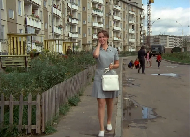 Перемещаемся в Брагино. В районе было снято, наверное, большинство сцен. На заднем плане дом № 59 на Дзержинском проспекте. Здесь жил главный герой фильма — Афанасий | Источник: кадр из фильма «Афоня» (12+), реж. Георгий Данелия, киностудия «Мосфильм», 1975 год