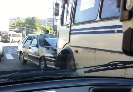 В Рязани «пятнадцатая» врезалась в автобус | ya62.ru